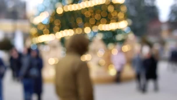 Image floue et déconcentrée des gens le soir de Noël devant l'arbre — Video