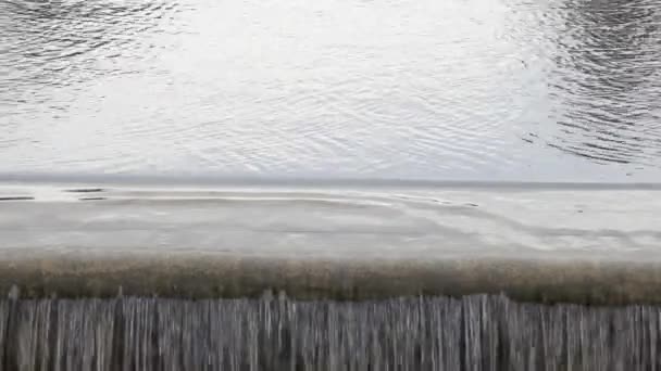 Brunnen in Form eines Wasserfalls an einem bewölkten Tag — Stockvideo