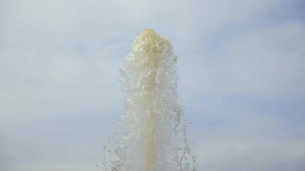 Eau sale dans une fontaine de la ville — Video