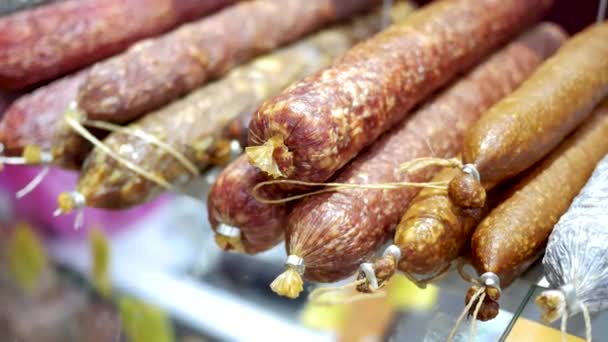 Копченая колбаса на полках в магазине — стоковое видео
