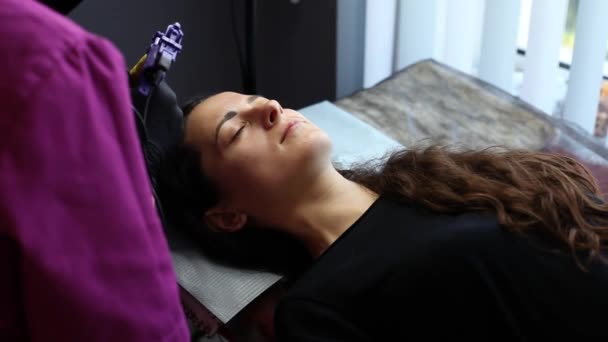 Mistr permanentní make-up obočí dělá pacienta obočí — Stock video