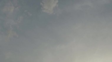 Açık mavi, güneşli gökyüzünde yağmur damlaları.
