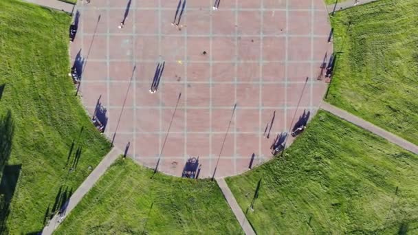 4k Aerial top down view of people walking in the Park in summer Sunny day — 비디오
