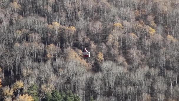 Kabelbaan trekt mensen van de berg op een zonnige herfstdag — Stockvideo