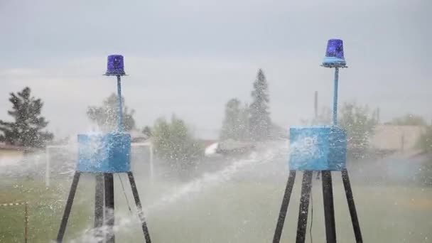 Feuerwehr übt Brand mit Löschwasser aus Feuerwehrschläuchen — Stockvideo