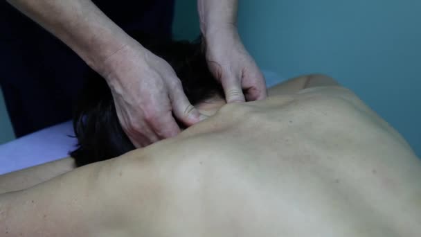 Osteopatka masíruje krční oblast krku ženy klientky — Stock video