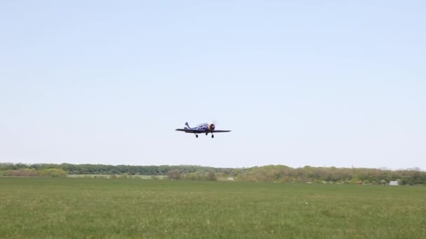 Yessentuki / Rusia - 6 de mayo de 2018: Aviones de despegue Segunda Guerra Mundial. Yak-52 — Vídeo de stock