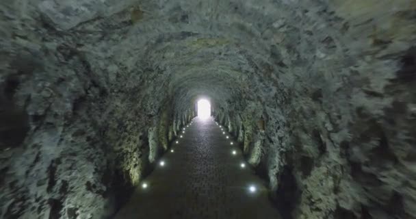 Una specie di luce bianca alla fine del tunnel. Steadicam. Il sentiero in galleria — Video Stock