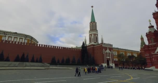 Moskwa, Rosja - 15 lutego 2017: Plac Czerwony. Widok panoramiczny na Kreml, Mauzoleum Lenina, Państwowe Muzeum, Wieża Spasska, St. Katedra w Bazylei, Katedra w Kazaniu, galeria handlowa — Wideo stockowe