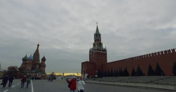 Moskau, Russland - 15. Februar 2017: Touristen gehen über den Roten Platz, den Kreml und die Basilius-Kathedrale — Stockvideo