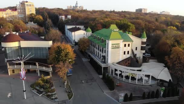 Essentuki, Rusland - 28 oktober 2020: Top view van Pansionat Plaza Essentuki op theaterplein — Stockvideo