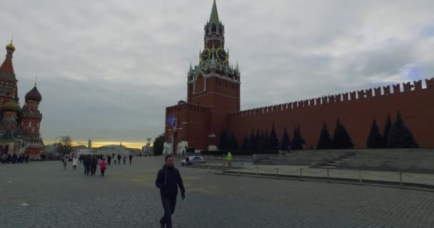 Moskova, Rusya - 15 Şubat 2017: Turistler Kızıl Meydan, Kremlin ve St. Basil 'in Katedrali — Stok video