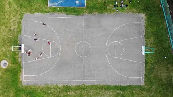 Pohled shora na basketbalový zápas mezi amatérskými týmy venku — Stock video