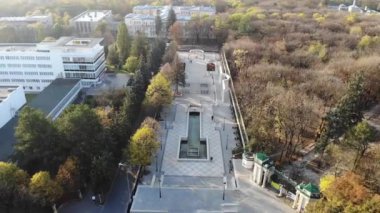 Essentuki, Rusya - 28 Ekim 2020: Tatil köyünün üzerinden uçmak Beshtau ve Mashuk dağlarının manzarası