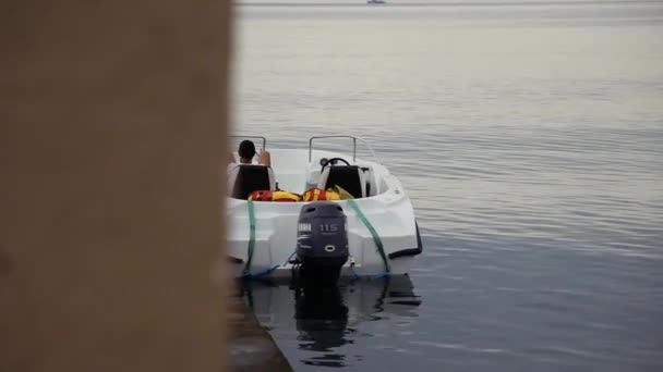 Das Boot mit Wache am Pier des Meeres. Schwebestativ — Stockvideo