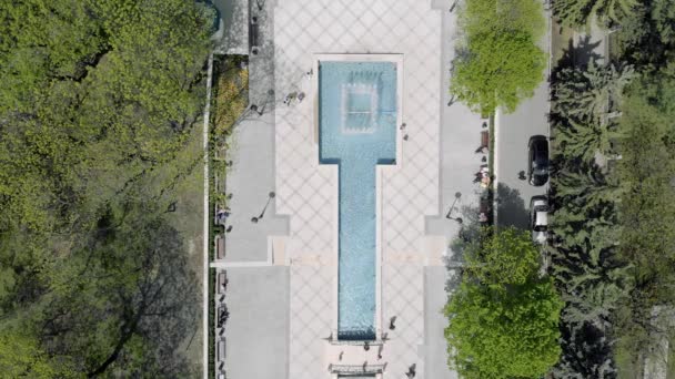 Aerial top view of the fountain and people walking in the square — Stockvideo