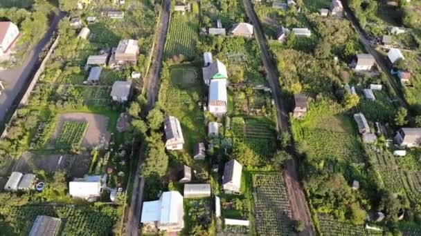 4k Vue aérienne du haut vers le bas du petit village russe avec des maisons de campagne — Video