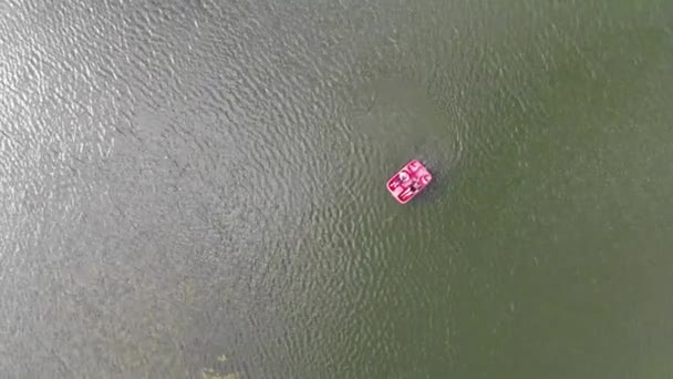 4k vista aérea de cima para baixo das pessoas no catamarã vela vermelha no lago no dia ensolarado — Vídeo de Stock