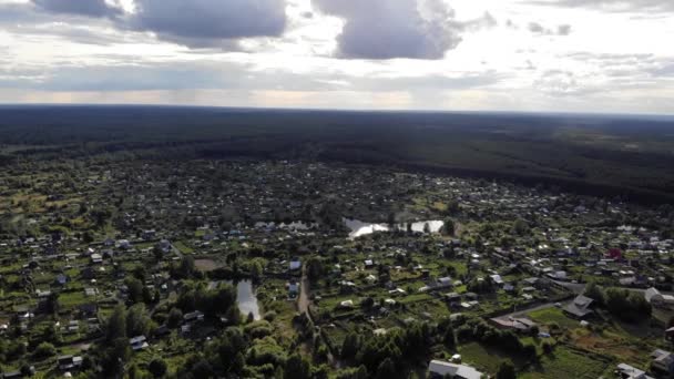 Luchtfoto beelden van landhuizen met uitzicht op meer in de zomer Zonnige dag — Stockvideo