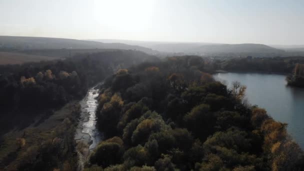 Luchtfoto 's van prachtige herfstlandschappen bij zonsondergang meren en rivieren — Stockvideo