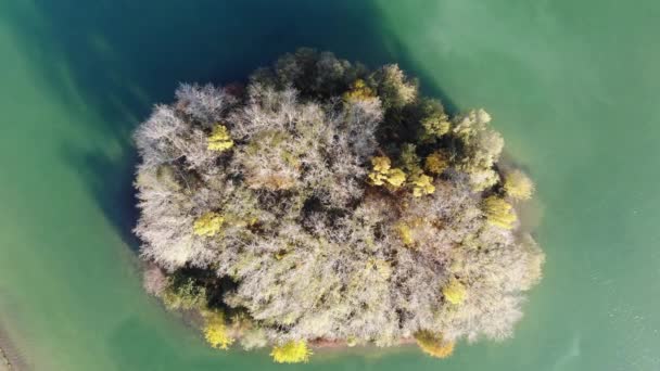 Vista dall'alto su una piccola isola situata in mezzo al lago in autunno al tramonto — Video Stock