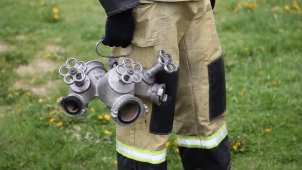 Primo piano di un vigile del fuoco in piedi che trattiene fuoco e ramificazione — Video Stock