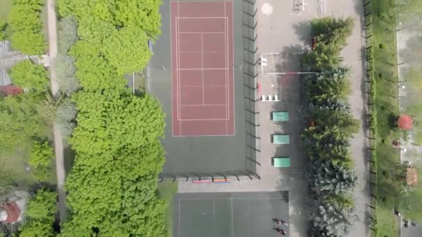 Vuelo aéreo sobre una pista de tenis. Parque infantil en Park — Vídeo de stock
