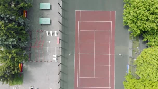 Κάτοψη γηπέδου τένις. Παιδική χαρά στο πάρκο — Αρχείο Βίντεο