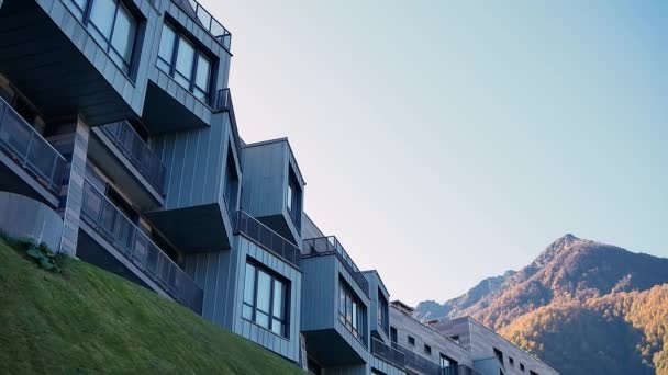 Abstracte architectuur, fragment van de moderne stedelijke geometrie tegen de achtergrond van hoge bergen — Stockvideo