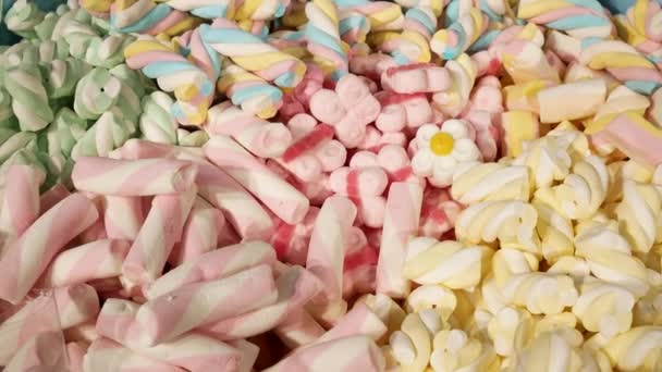 Molti marshmallow astratti colorati e marmellata sul mercato. Modello di caramelle caramella gelatina dolce. Struttura del cibo. Marmellata multicolore di dolci. Contesto — Video Stock