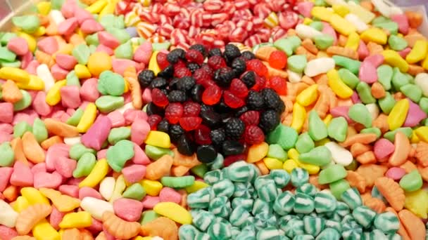 Beaucoup de guimauves abstraites colorées et confitures sur le marché. Modèle de bonbons sucrés gelée. Texture alimentaire. Marmelade de bonbons multicolores. Contexte — Video