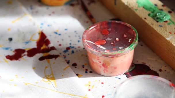 Χρωματιστά αποξηραμένα δοχεία μπογιάς μετά τον καλλιτέχνη ζωγραφικής — Αρχείο Βίντεο