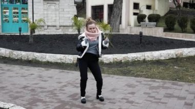 Sokakta dans eden genç bir kadın. Hayattan zevk alıyor.