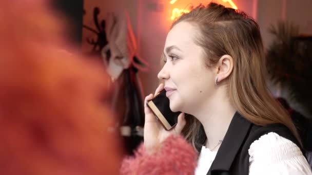 Jeune femme dans le café parler au téléphone — Video