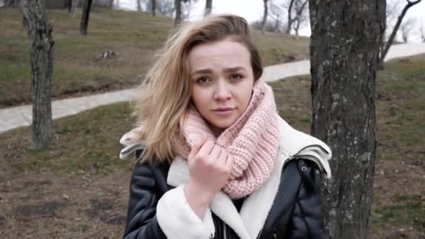 Beautiful young blond woman froze to death in Park for walk and got sick, she coughs — Stock Video