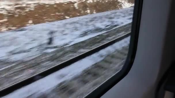 4k gezichtspunt vanuit het raam van de passagierstrein. Rails beweegt buiten raam — Stockvideo