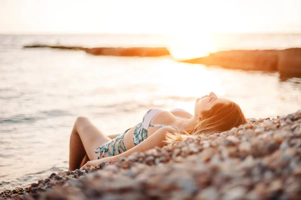 Joven hermosa mujer disfrutando y relajándose en la playa — Foto de Stock