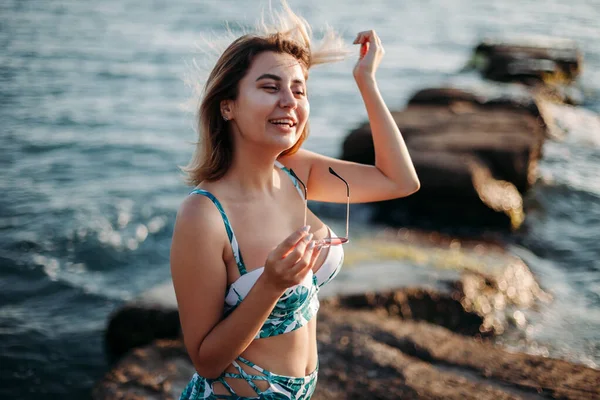 Retrato de una hermosa joven sonriente en bikini y sungla — Foto de Stock