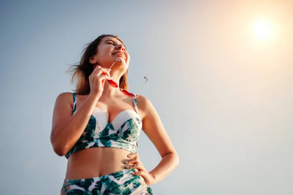 Retrato de una joven feliz sonriente en bikini y gafas de sol — Foto de Stock
