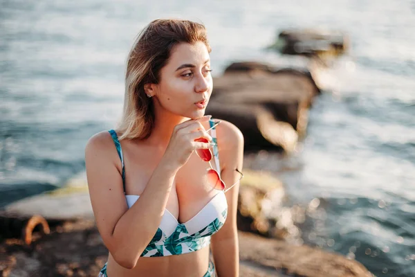 Portrait d'une jeune femme souriante et heureuse en bikini et lunettes de soleil — Photo