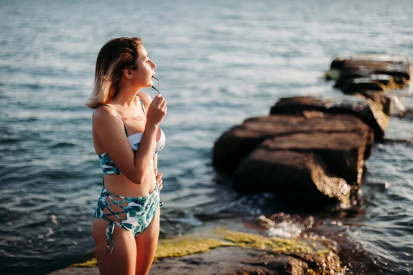 Retrato de una hermosa joven sonriente en gafas de sol y bi — Foto de Stock