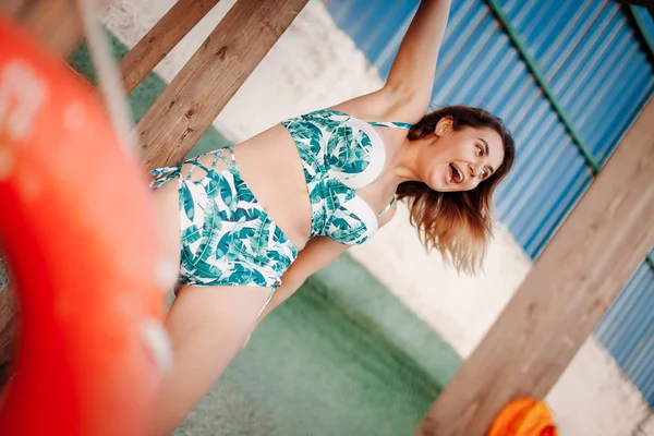 Sexy joven hermosa mujer sonriente en bikini divertido hace caras un — Foto de Stock
