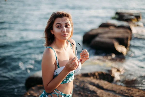 Retrato de una hermosa joven sonriente en bikini y sungla — Foto de Stock