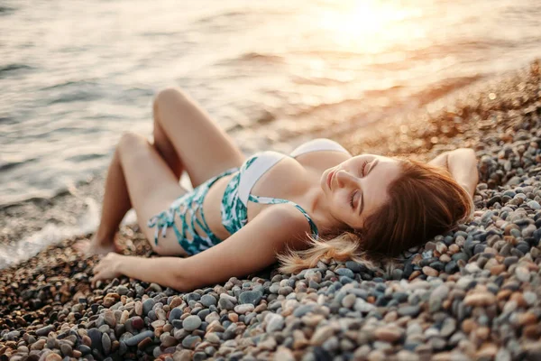 Hermosa joven posando en bikini en la playa. Fash femenino — Foto de Stock