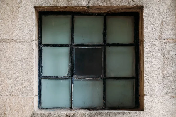Hermosa ventana histórica antigua en la pared de hormigón de los fuertes del castillo — Foto de Stock