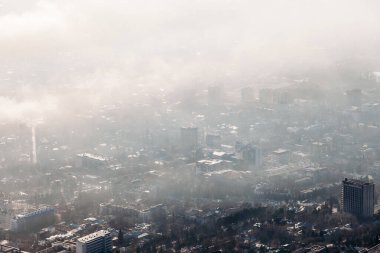 Şehrin üzerindeki bulutların hava görüntüsü