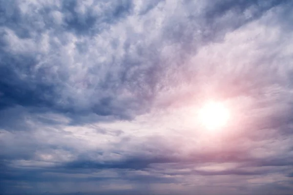 Dramatyczne Błękitne Niebo Białymi Chmurami Zachodzie Słońca — Zdjęcie stockowe
