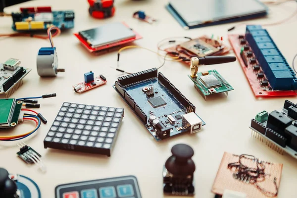 Las Placas Los Microcontroladores Están Sobre Mesa Educación Stem Para —  Fotos de Stock