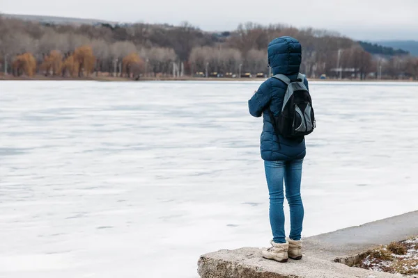 Man Backpack Young Woman Blue Jacket Hood Looks Distance Frozen — Stock Photo, Image