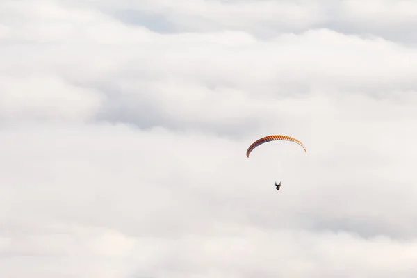 Parapente Vole Sur Fond Nuages Par Une Journée Ensoleillée Espace — Photo